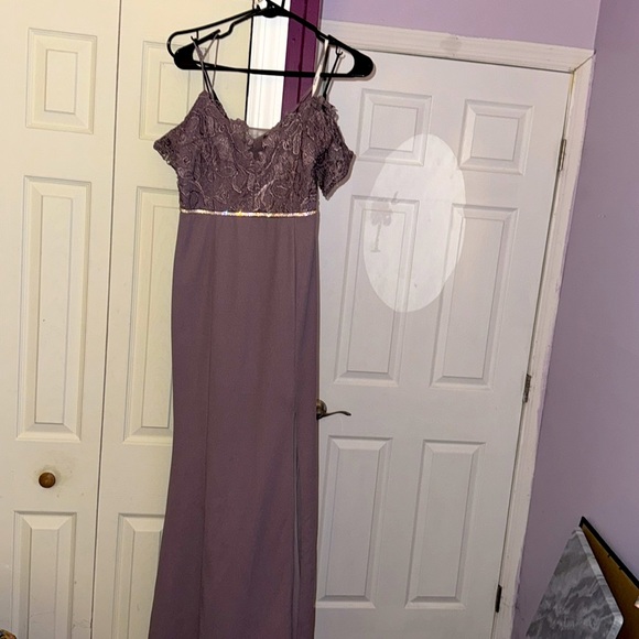 LIKE NEW! 💜 MAUVE COLD SHOULDER MAXI DRESS GOWN Womwn’a size Medium - Picture 13 of 14